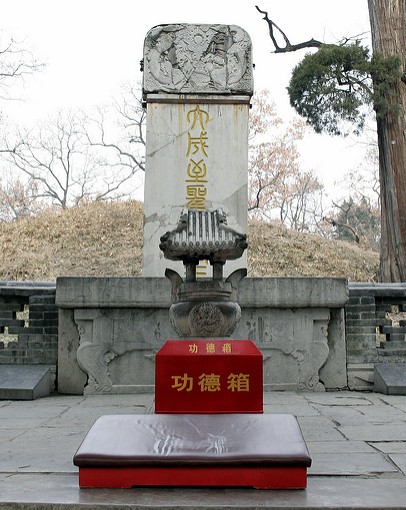 Confucius' tomb in his hometown of Qufu (photo credit: Preston Rhea, used under CC BY-SA 2.0)